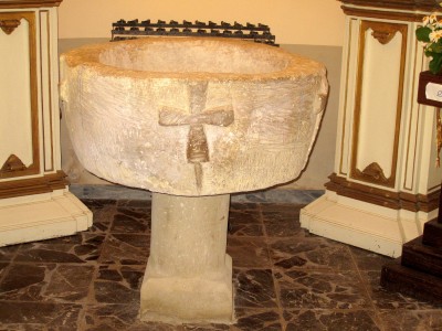 Acquasantiera con croci templari